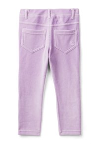 Fioletowe legginsy z korduroju o gładkiej fakturze, z dwiema tylnymi kieszeniami i szlufkami na pasek. Szwy są widoczne wzdłuż kieszeni i pasa.