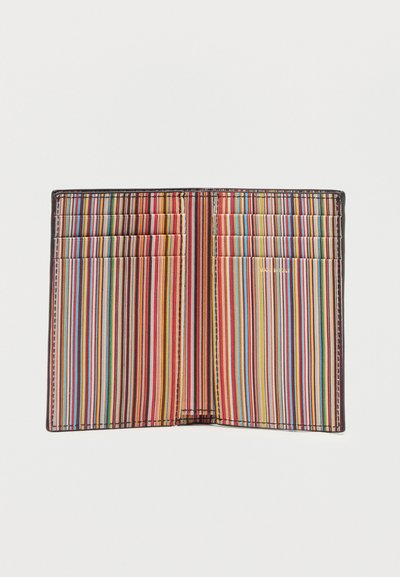 Ανοιχτό δίπτυχο πορτοφόλι με πολύχρωμες κάθετες ρίγες και πολλαπλές θήκες καρτών και στις δύο πλευρές, σε λευκό φόντο.