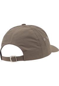 Brun bomuldsbaseballcap med en buet skygge, justerbar rem bagpå, syet detaljer og ventilationshuller på siderne.