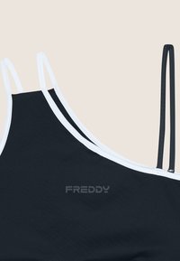 Top sportivo nero con accenti bianchi, dotato di spalline sottili e regolabili e una texture liscia. Sul fronte appare il nome del marchio "FREDDY."