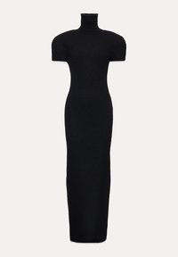 Fekete, kötött hosszú ruha magas, zárt nyakkal, rövid ujjal és formázott sz Siluettel, amely a bokaig ér. Sima textúra és minimalista design.