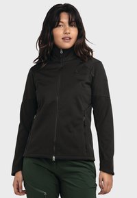 Schwarze Softshelljacke mit hohem Kragen, Reißverschluss vorne und zwei seitlichen Taschen; glatte Textur, taillierte Passform, minimale Branding auf der Brust.