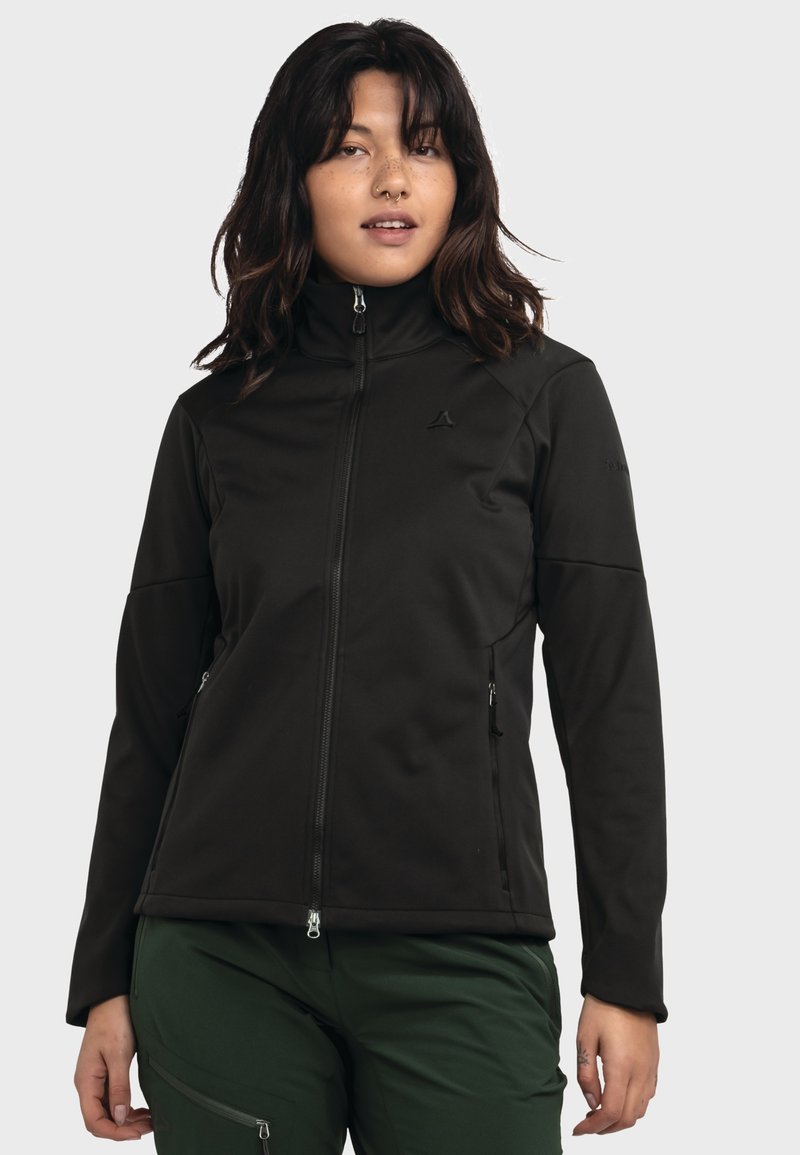 Schwarze Softshelljacke mit hohem Kragen, Reißverschluss vorne und zwei seitlichen Taschen; glatte Textur, taillierte Passform, minimale Branding auf der Brust.