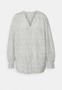 Blusa grigia chiaro con scollatura a V, lunghe maniche a sbuffo e un motivo a diamond testurizzato. Presenta una chiusura frontale con bottoni e dettagli arricciati sulle maniche.