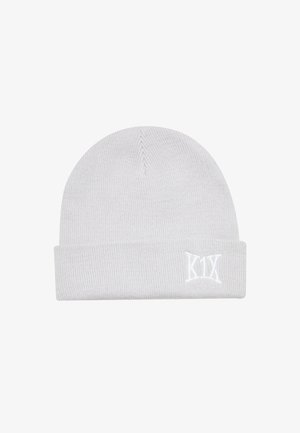 Světle šedá pletená čepice s ohrnutým lemem, na boku s bílým vyšívaným nápisem "KIX" a celoplošným žebrovaným vzorem.
