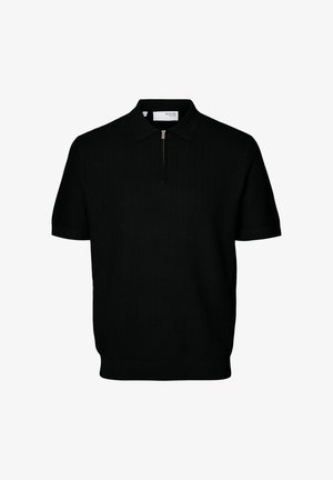 Polo shirt nero a maniche corte con una texture a coste, colletto e zip. Presenta un design aderente e una silhouette pulita.