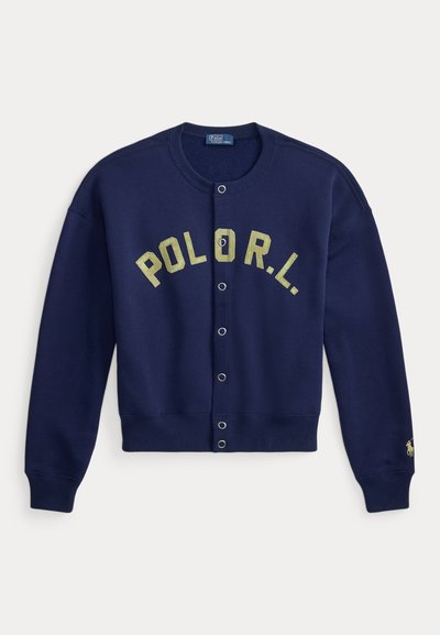 Marineblauwe cardigan met knopen, met gele letters "P O L O R.L." over de borst en een klein geborduurd logo op de manchetcuff van de linker mouw.
