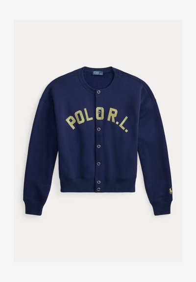 Marineblauwe cardigan met knopen, met gele letters "P O L O R.L." over de borst en een klein geborduurd logo op de manchetcuff van de linker mouw.
