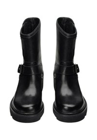 Stivaletti in pelle nera con punta arrotondata, suola piatta e cinturino laterale con dettaglio in fibbia argentata. Texture liscia, design minimalista.