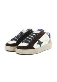 Sneaker basse con pannelli in suede bianco e marrone, lacci blu scuro, dettaglio a stella verde e suole in gomma beige leggermente usurate.