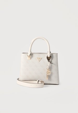 Bolso blanco de Guess con dos asas, correa de hombro desmontable y charm con el logo dorado sobre un fondo liso.