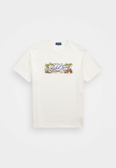 Bijela pamučna majica s višebojnim izvezenim logotipom "Polo Ralph Lauren" koji uključuje grafiku palme i plaže, osnovana 1967.