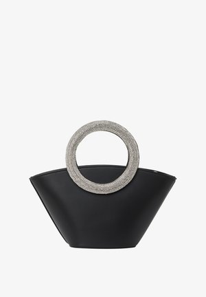 Czarna torebka z ekoskórki o szerokim, trójkątnym kształcie i okrągłym uchwycie zdobionym cyrkoniami. Gładka tekstura, unikalna sylwetka.