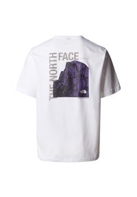 Camiseta de algodón blanca con un gran gráfico morado de una montaña, texto de "THE NORTH FACE" en gris, cuello redondo y mangas cortas.
