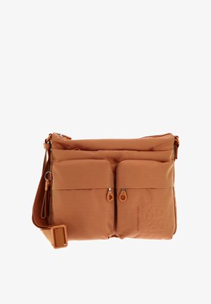 Sac messager en tissu orange avec deux poches avant, fermetures éclair, sangle ajustable et surface texturée. Présente un détail de logo en relief.