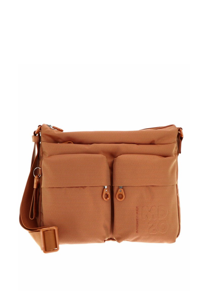 Sac messager en tissu orange avec deux poches avant, fermetures éclair, sangle ajustable et surface texturée. Présente un détail de logo en relief.