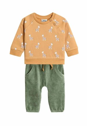 Bavlnený detský outfit pozostávajúci z horčicovej mikiny s potlačou žiráf a zelených rebrovaných nohavíc na traky s vreckami a šnúrkou.