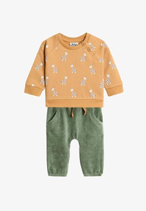 Baumwoll-Kleinkindoutfit mit einem senfgelben Sweatshirt mit Giraffenprints und grünen, gerippten Latzhosen mit Taschen und Kordelzug.