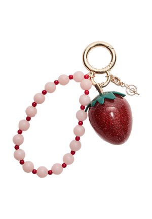 Portachiavi a forma di fragola realizzato in materiale rosso glitterato, con accenti di foglia verde e una catena di perline con perline rosa e rosse alternate.
