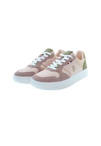 Sneakers med en rosa och grön mockadesign, med perforerade detaljer, vita snören och en tjock vit gummisula.