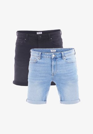 Zwei Paare Jeansbermudas: eines in Schwarz mit glatter Textur und eines in Hellblau mit einem verwaschenen Finish. Beide haben hochgekrempelte Säume.
