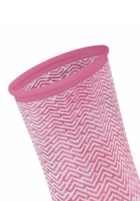 Różowy, tkany pojemnik w wzór rybiej ości z dopasowaną, gładką różową krawędzią, o lekko teksturowanej powierzchni.