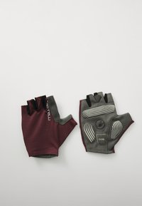 Guantes de ciclismo sin dedos que presentan una tela burdeos con una superficie texturizada y palmas de cuero sintético gris, incluyendo acentos de goma para un mejor agarre.