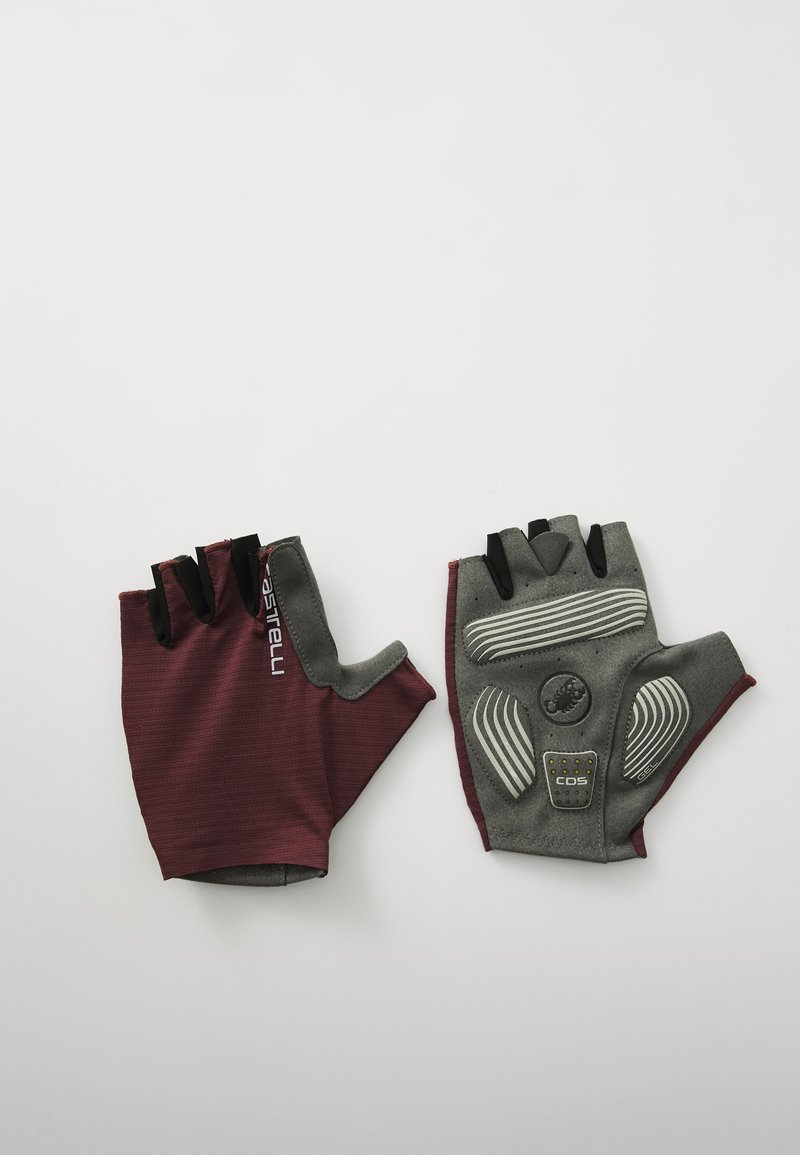 Guantes de ciclismo sin dedos que presentan una tela burdeos con una superficie texturizada y palmas de cuero sintético gris, incluyendo acentos de goma para un mejor agarre.