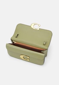 COACH LUXE REFINED IDOL BAG - Kézitáska - moss