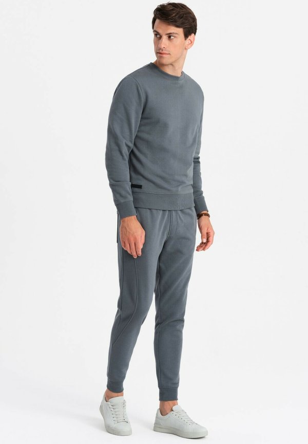 SET  - Trainingsanzug