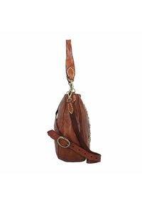 Borsa a mano in pelle marrone con una finitura texture, forma curva e un elegante dettaglio in metallo dorato. Dotata di una tracolla staccabile.
