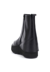 Stivale alla caviglia nero realizzato in pelle liscia con zip laterale, punta rotonda e suola in gomma. Presenta una finitura opaca e un design minimalista.
