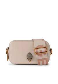 Sac bandoulière en cuir beige avec un accent texturé en forme de coquille, bandoulière réglable en toile avec imprimé logo, et ferrures en métal.