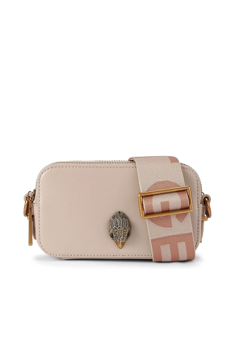 Sac bandoulière en cuir beige avec un accent texturé en forme de coquille, bandoulière réglable en toile avec imprimé logo, et ferrures en métal.