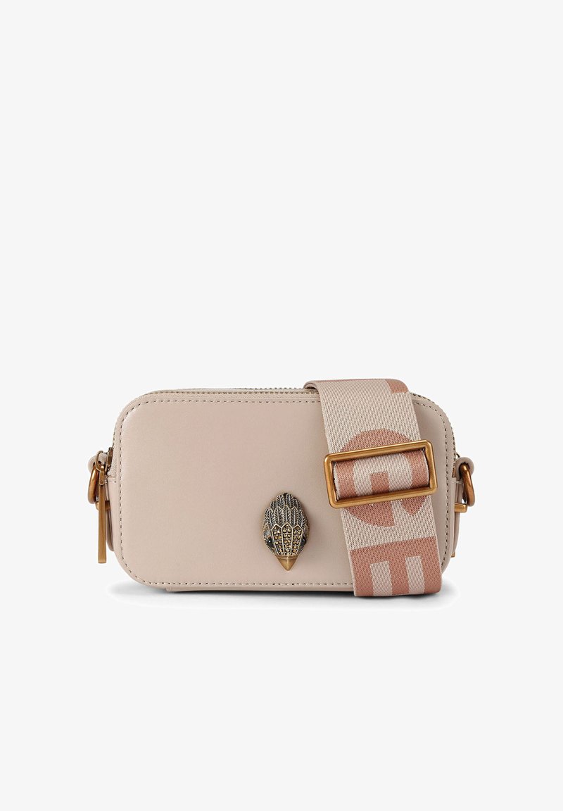 Sac bandoulière en cuir beige avec un accent texturé en forme de coquille, bandoulière réglable en toile avec imprimé logo, et ferrures en métal.