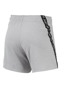 Pantalones cortos deportivos grises hechos de tela ligera; cuentan con una cinturilla elástica y una franja de logo vertical negro a lo largo de un lado.