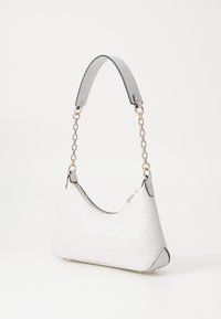 Witte, textuurrijke leren handtas met een gebogen vorm, een kettingaccent strap, ritsluiting en een geperst patroon over het gehele oppervlak.