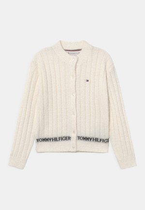 Hellcremfarbener Strickcardigan mit Rippenstruktur und Knopfverschluss, kleinem Tommy Hilfiger-Logo auf der Brust und eingestricktem Markennamen am Saum.