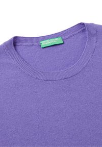 Lila stickad tröja med rund hals och ribbade detaljer. Har en grön etikett med "UNITED COLORS OF BENETTON" i vit text.