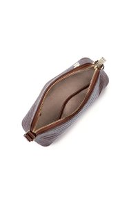 Pochette en cuir texturé marron avec une fermeture éclair dorée. L'intérieur comporte un seul compartiment avec un doublure lisse et un séparateur.