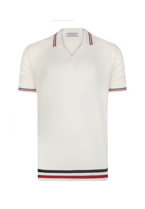 Polo shirt blanc à manches courtes avec un tissu texturé, col en V, et accents rayés rouge et marine sur le col et les manches.