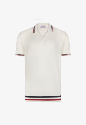 Weißes Polohemd mit kurzen Ärmeln aus strukturiertem Stoff, V-Ausschnitt und roten sowie marineblauen Streifenakzenten am Kragen und den Ärmeln.