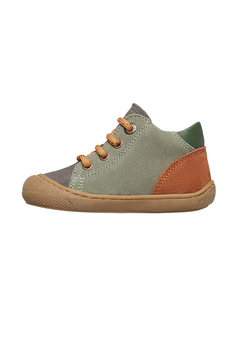 Scarpa colorata per bambini con pannelli di suede verde, marrone e arancione, punta rotonda, suola in gomma e lacci marroni.