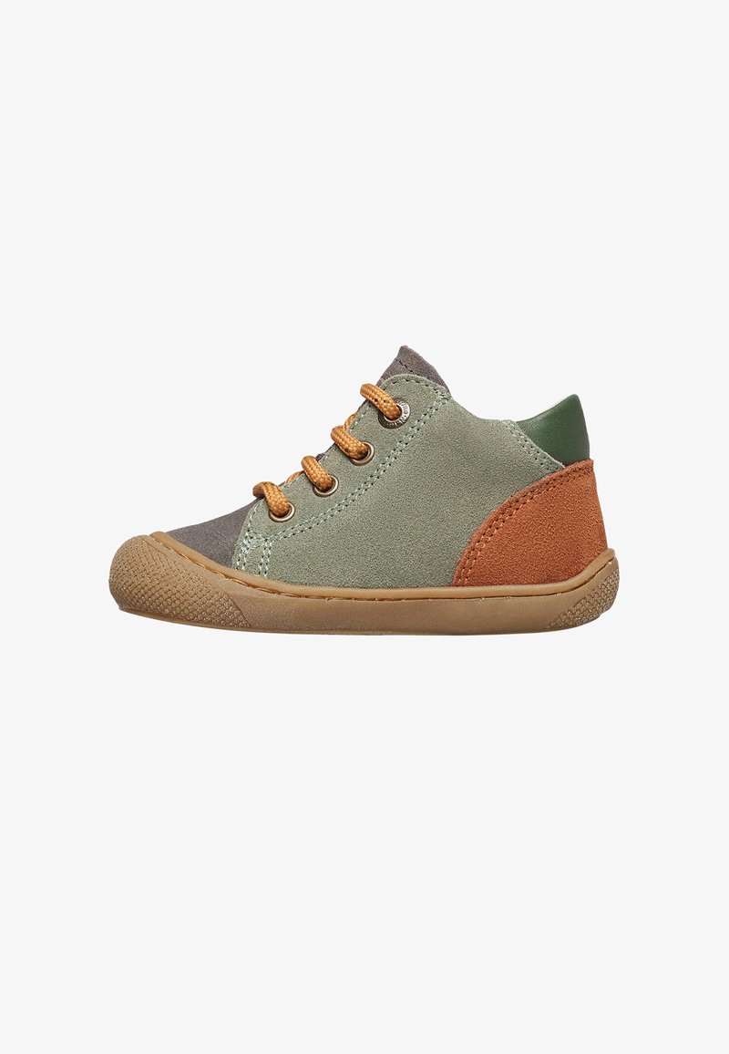 Chaussure colorée pour enfant avec des panneaux en daim vert, marron et orange, bout rond, semelle en caoutchouc et lacets marron.