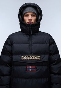 Giacca a vento nera con zip anteriore, cappuccio e patch con logo. Presenta un patch con la bandiera norvegese sul petto e una trama trapuntata.