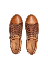 Zapatillas de cuero marrón con punteras redondeadas, acentos texturizados, diseño de cordones y cremallera lateral. Presenta un logotipo en la lengüeta y en la plantilla.