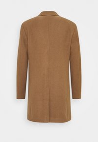 Cappotto lungo marrone in lana con cucitura posteriore dritta, maniche lunghe e colletto classico, mostrato da dietro su uno sfondo bianco.
