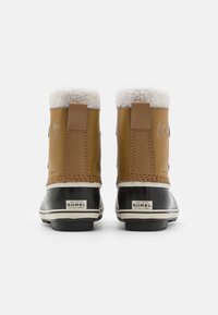Brune lær ankle boots med hvit kunstpelsforing, svarte gummisåler og Sorel-merke på baksiden. Har et solid design.