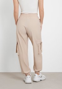 Guess MID WAIST  - Pantaloni cargo - beige
