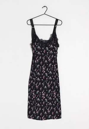 Robe noire à fleurs avec bordure en dentelle, dotée de bretelles fines et d'une coupe ajustée. Le tissu présente une texture lisse avec de petits motifs roses et verts.